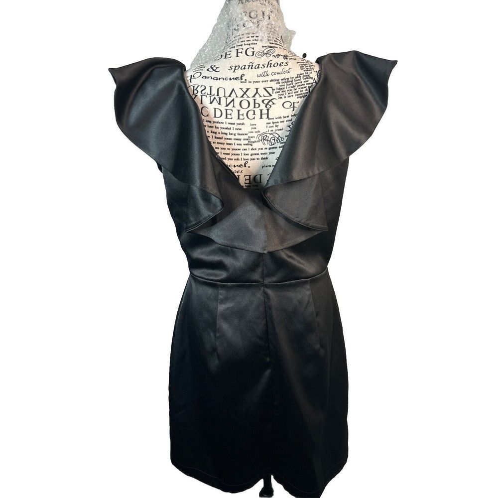 All Eyes On Me Lulu's Women's Ruffled V Neck Tapered Waist Romper Black SZ Large
